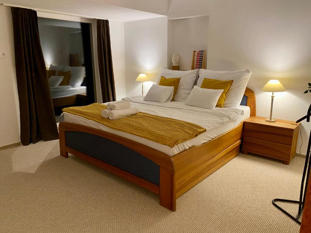 Un dormitorio con una cama grande con un osito de peluche. en Studio Apartment Nagykovácsi en Nagykovácsi
