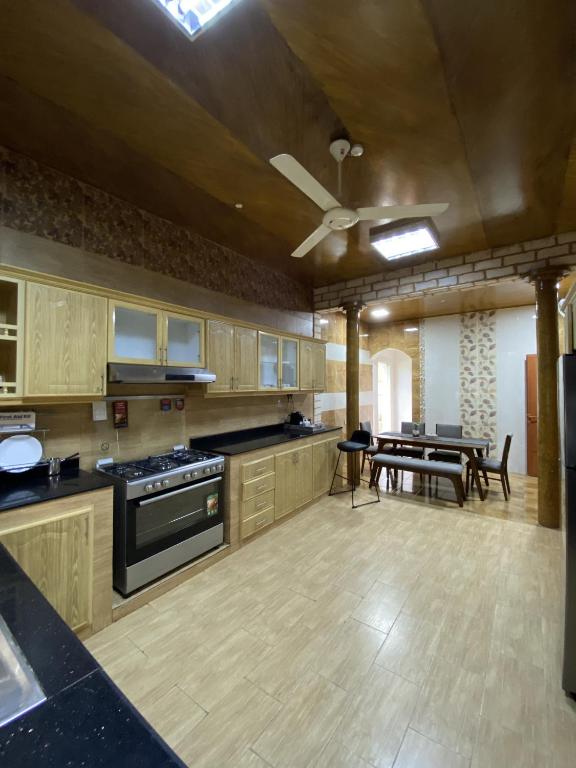 Kuchyň nebo kuchyňský kout v ubytování Mountain Balcony House
