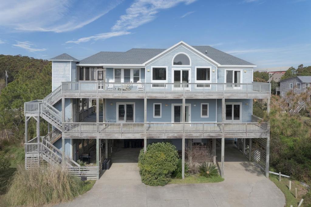 - une vue aérienne sur une grande maison bleue dans l'établissement 7135 - Our Blue Haven by Resort Realty, à Waves