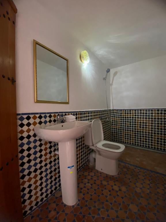 La salle de bains est pourvue d'un lavabo et de toilettes. dans l'établissement Tarbi'aat Tetaoun 44, 17th century heritage, à Tetouan