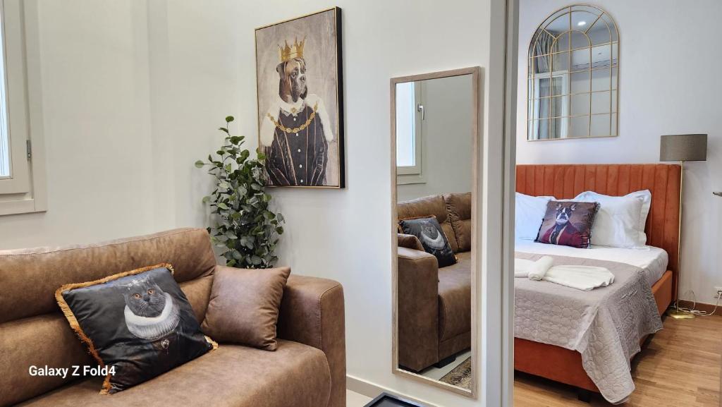 uma sala de estar com um sofá e um espelho em De lenco Residence 3 em Atenas