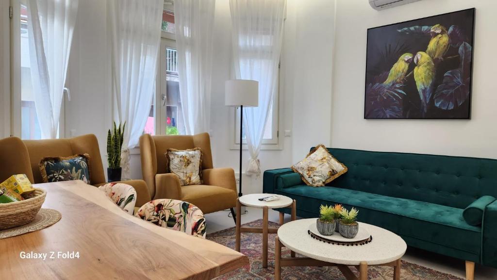 - un salon avec un canapé vert et des chaises dans l'établissement De lenco Residence 4, à Athènes