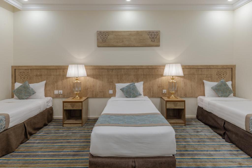 Postel nebo postele na pokoji v ubytování Snood Al Dana Hotel
