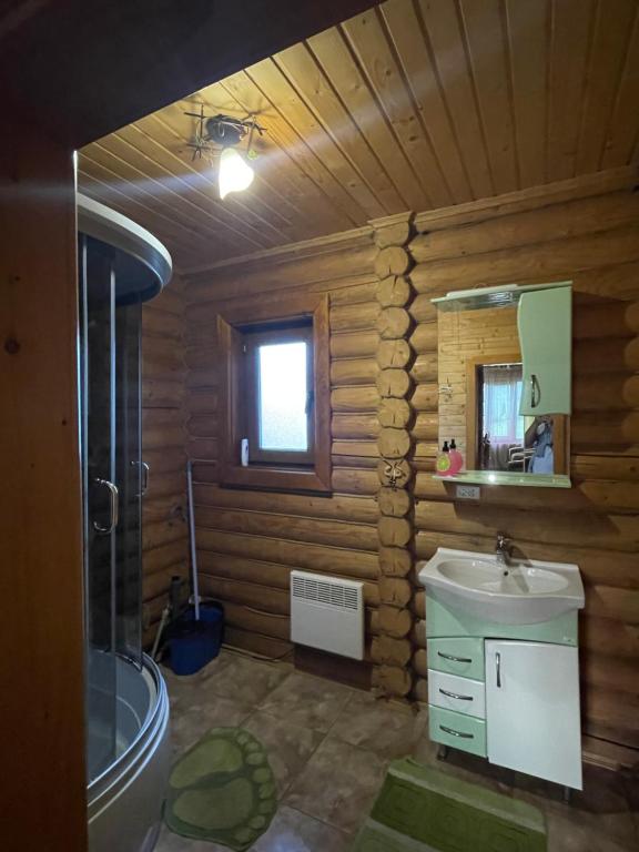 Koupelna v ubytování Cottage in Yasinya