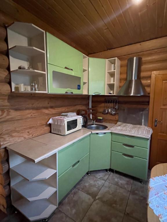 Kuchyň nebo kuchyňský kout v ubytování Cottage in Yasinya