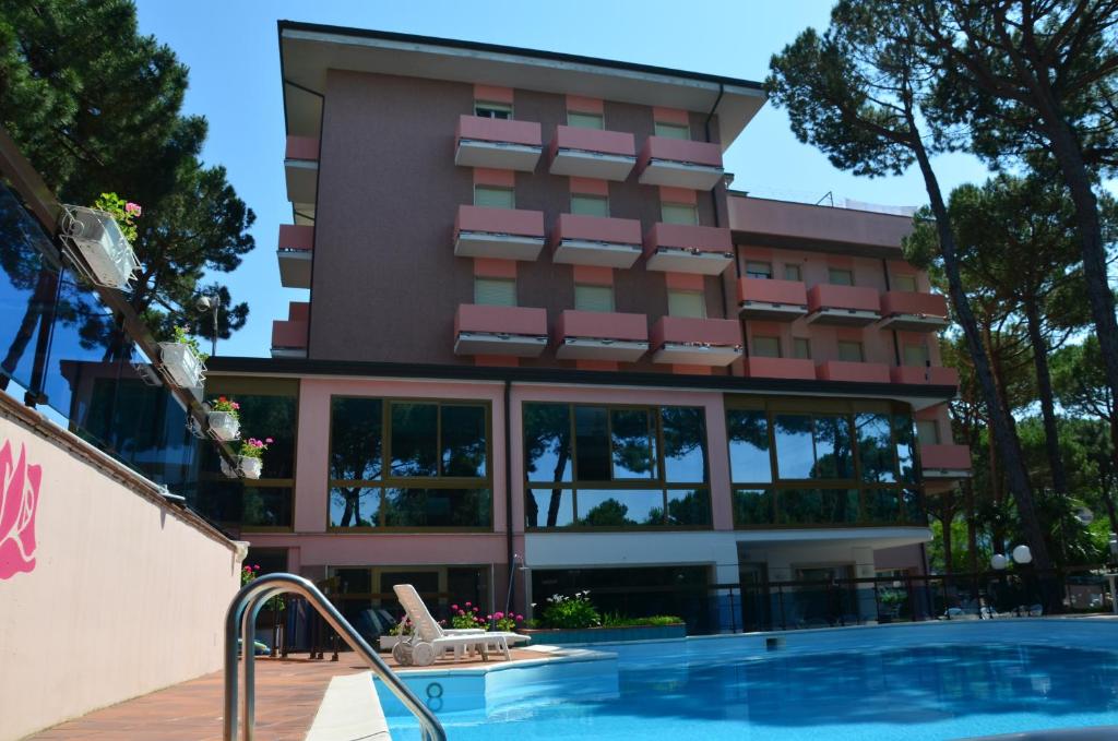 een hotel met een zwembad voor een gebouw bij Hotel Rosen Garden in Milano Marittima