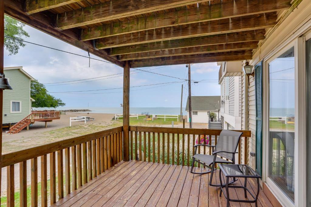 Oak Harbor Lake Home with 4 Decks and Seating!, Sand Beach (updated
