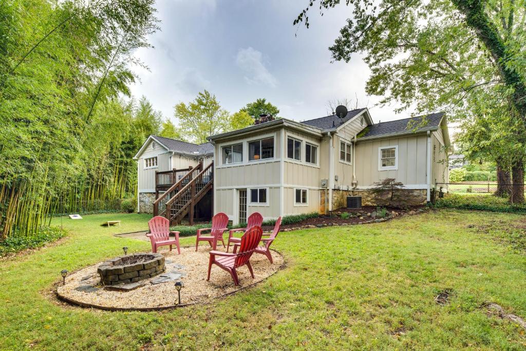 O grădină în afara Hendersonville Haven with Fire Pit, Grill, Deck!