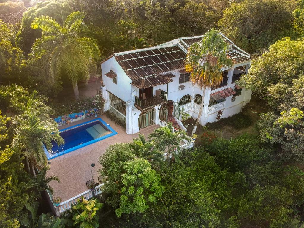 una vista aérea de una casa con piscina en Sotovocce Casa Campestre, en Turbaco