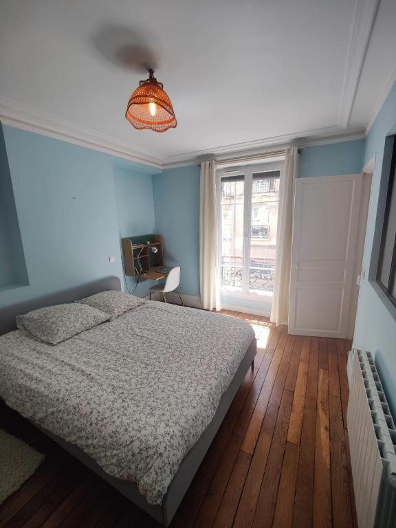 En eller flere senge i et værelse på Appartement cosy 40m2 - Montmartre