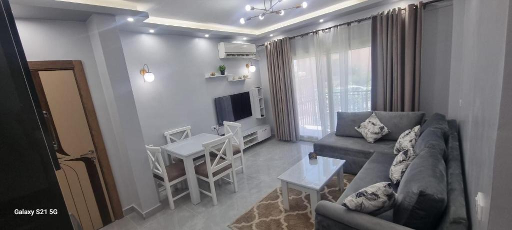 Apartment Sierra Residence Close to The Airport في شرم الشيخ: غرفة معيشة مع أريكة وطاولة