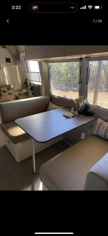 Χώρος καθιστικού στο Airstream Alfresco