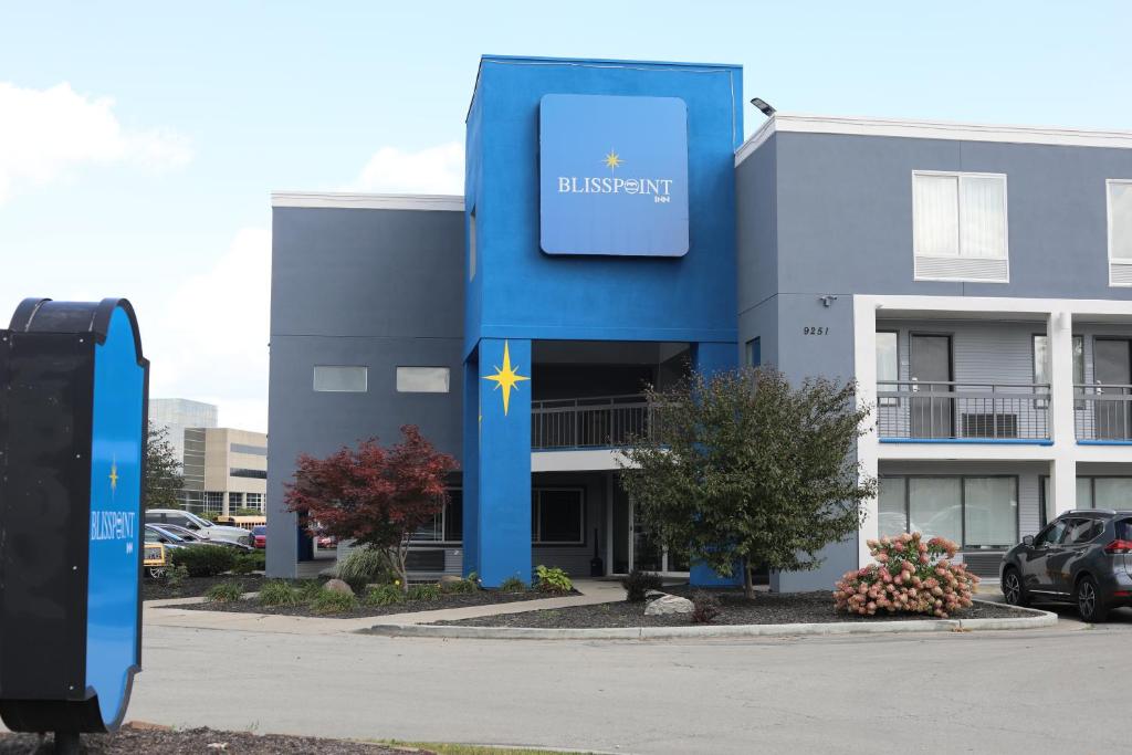 un edificio azul con un cartel delante en BlissPoint Inn Northwest Indianapolis en Indianápolis