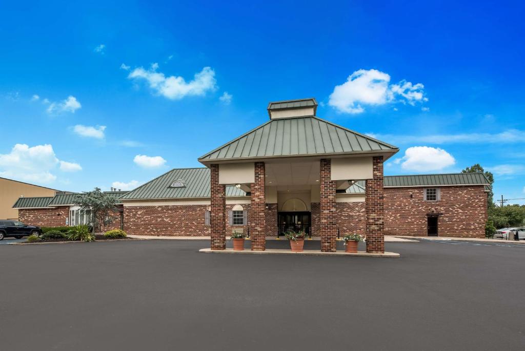 um edifício de tijolos com um gazebo num parque de estacionamento em Best Western Philadelphia South - West Deptford Inn em Thorofare