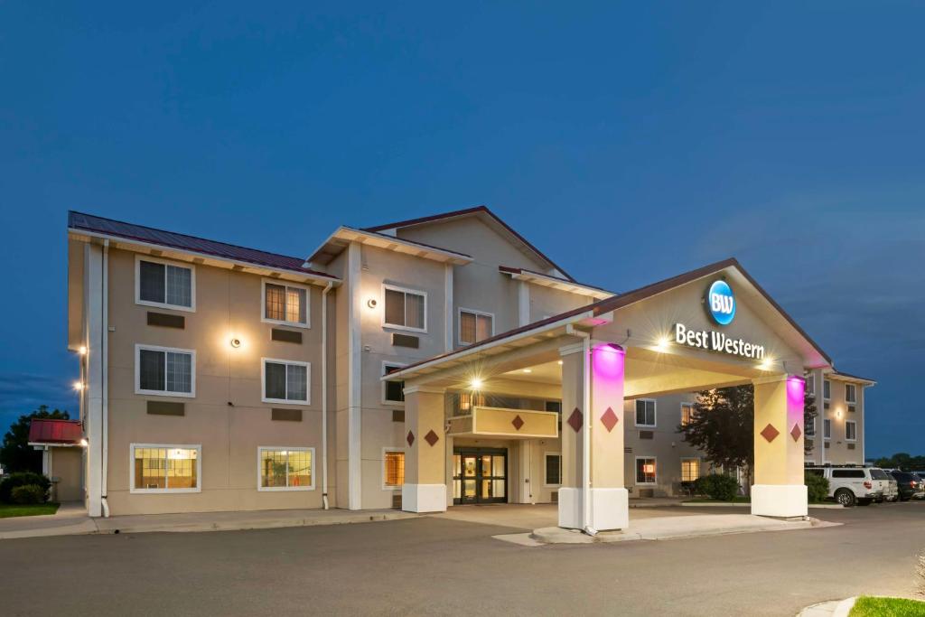 un bâtiment d'hôtel avec un panneau indiquant le meilleur ouest dans l'établissement Best Western Laramie Inn & Suites, à Laramie