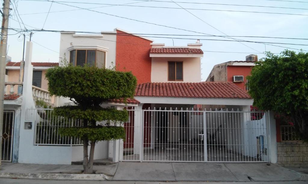 a white gate in front of a house at Casa Baraka, Casa Vacacional en Mazatlán cerca de Malecón, Centro Histórico y Playa in Mazatlán