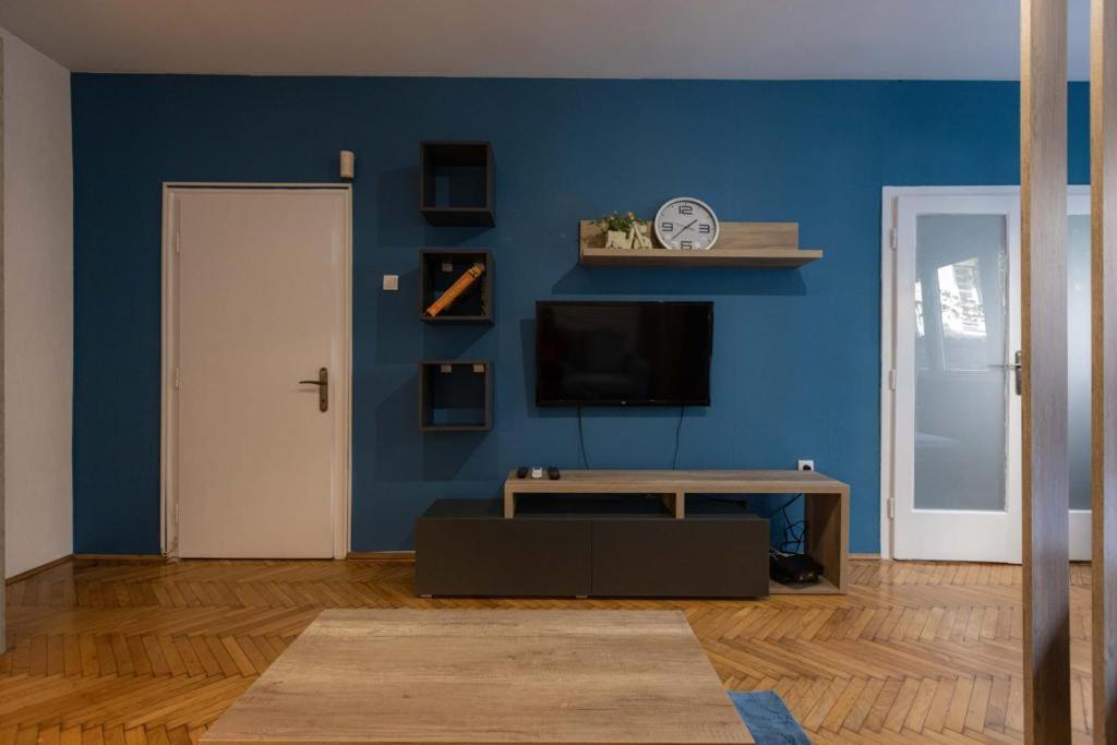 TV a/nebo společenská místnost v ubytování Lumiere Luxe Suites