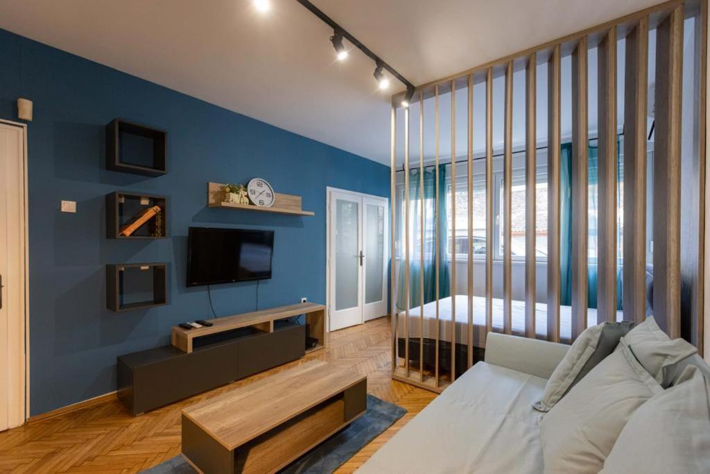 TV a/nebo společenská místnost v ubytování Lumiere Luxe Suites