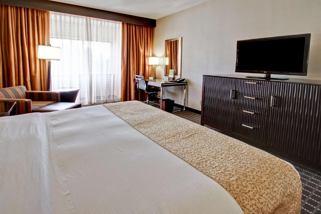 TV a/nebo společenská místnost v ubytování DoubleTree by Hilton Hotel Flagstaff