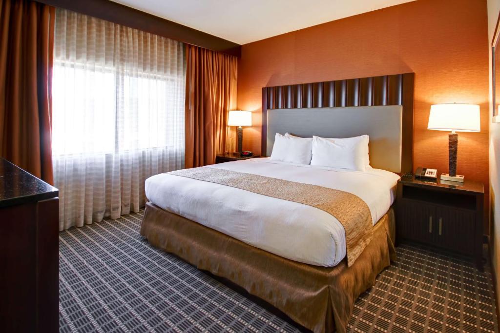 Postel nebo postele na pokoji v ubytování DoubleTree by Hilton Hotel Flagstaff