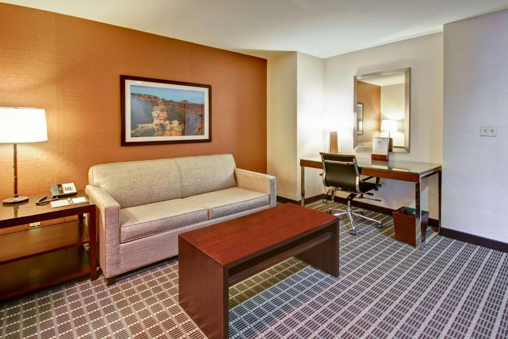 Posezení v ubytování DoubleTree by Hilton Hotel Flagstaff