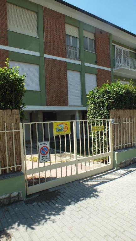 a gate in front of a building with a no parking sign at My Bnb Pisa in Pisa