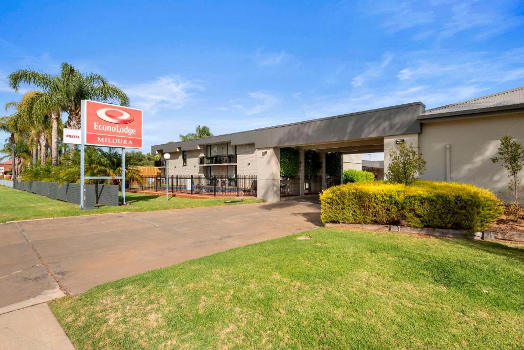 un edificio con una señal delante de él en Econo Lodge Mildura, en Mildura