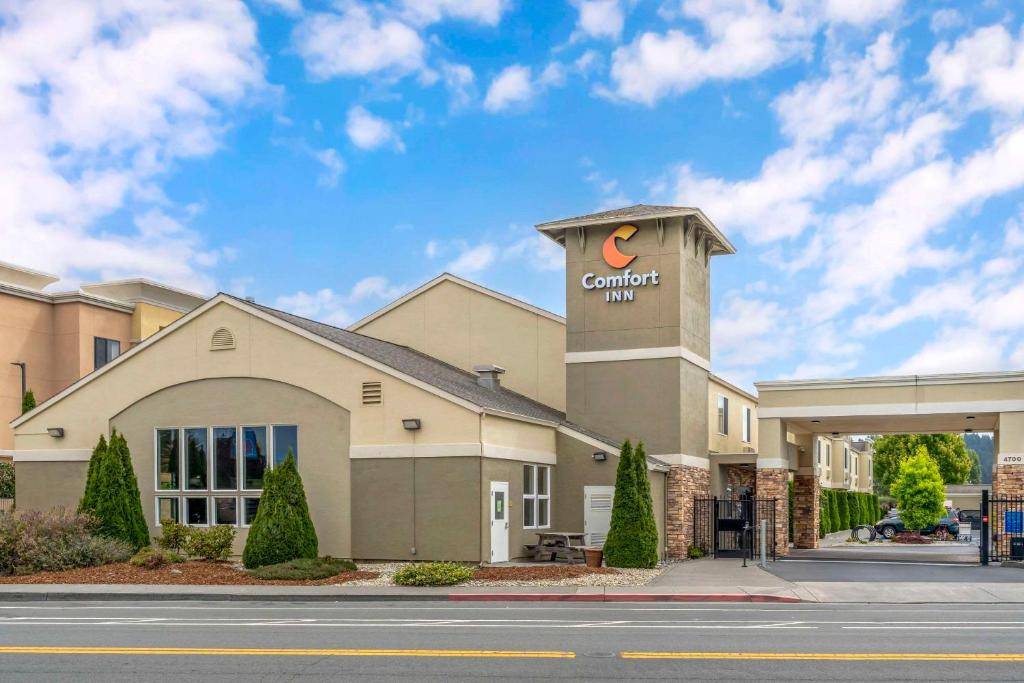 a building with a sign on the top of it at Comfort Inn Arcata in Arcata