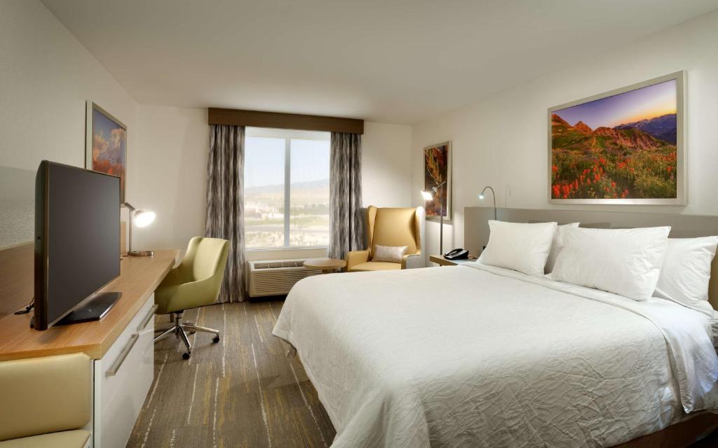 TV a/nebo společenská místnost v ubytování Hilton Garden Inn Lehi