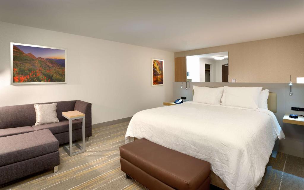 Postel nebo postele na pokoji v ubytování Hilton Garden Inn Lehi