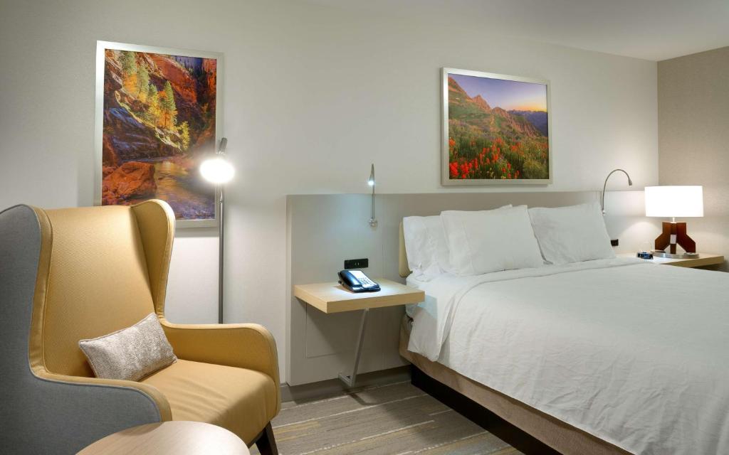Postel nebo postele na pokoji v ubytování Hilton Garden Inn Lehi