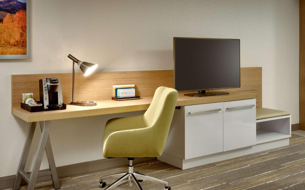 TV a/nebo společenská místnost v ubytování Hilton Garden Inn Lehi