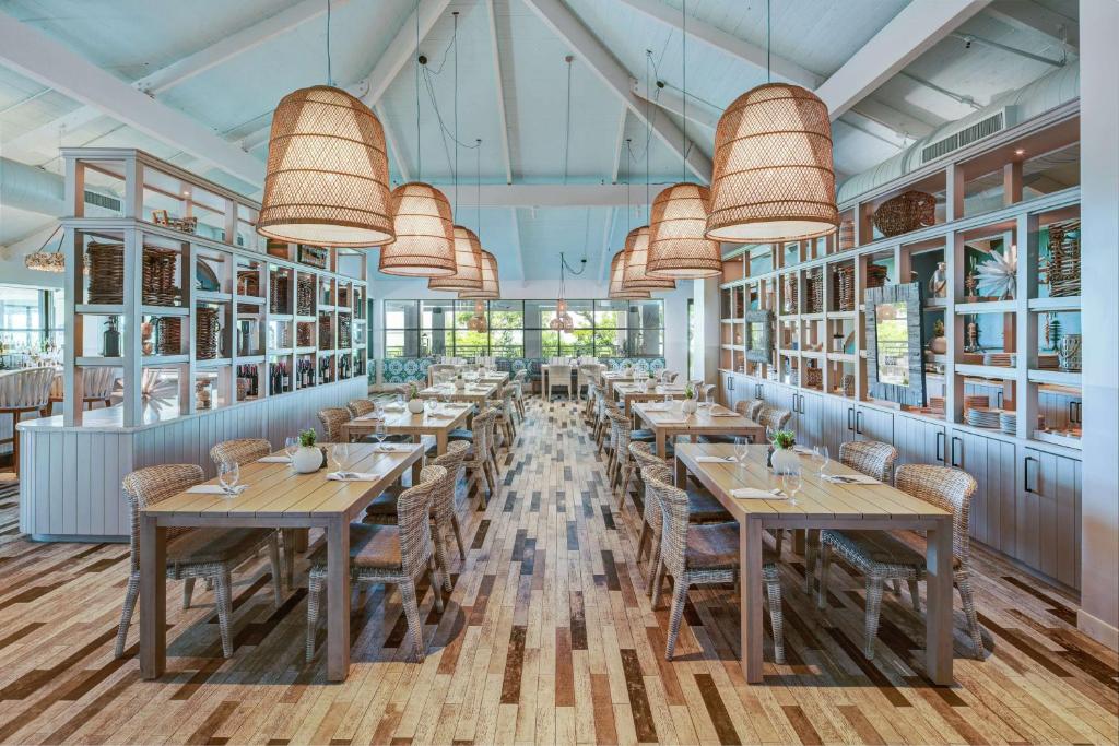 Restaurace v ubytování Baker's Cay Resort Key Largo, Curio Collection By Hilton
