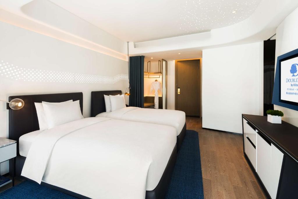 Postel nebo postele na pokoji v ubytování Doubletree by Hilton Foshan Nanhai-Free Canton Fair Shuttle Bus