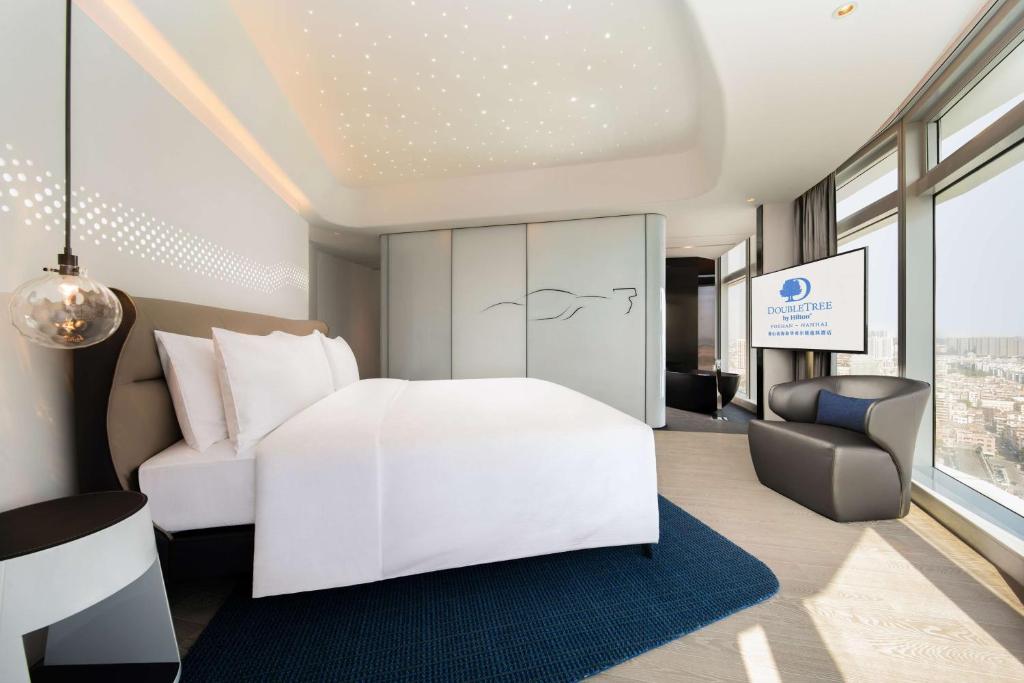 Postel nebo postele na pokoji v ubytování Doubletree by Hilton Foshan Nanhai-Free Canton Fair Shuttle Bus