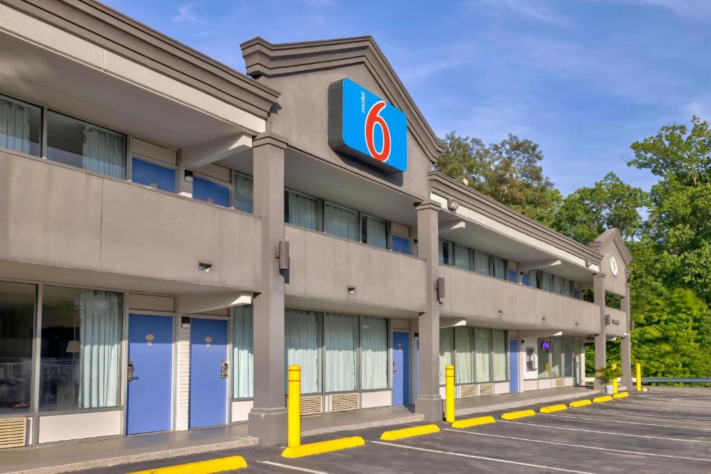 a building with the sign on it at Motel 6 Morgantown in Morgantown