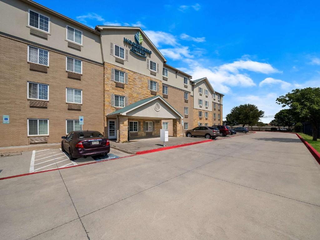 un estacionamiento frente a un hotel en WoodSpring Suites Dallas Rockwall en Rockwall