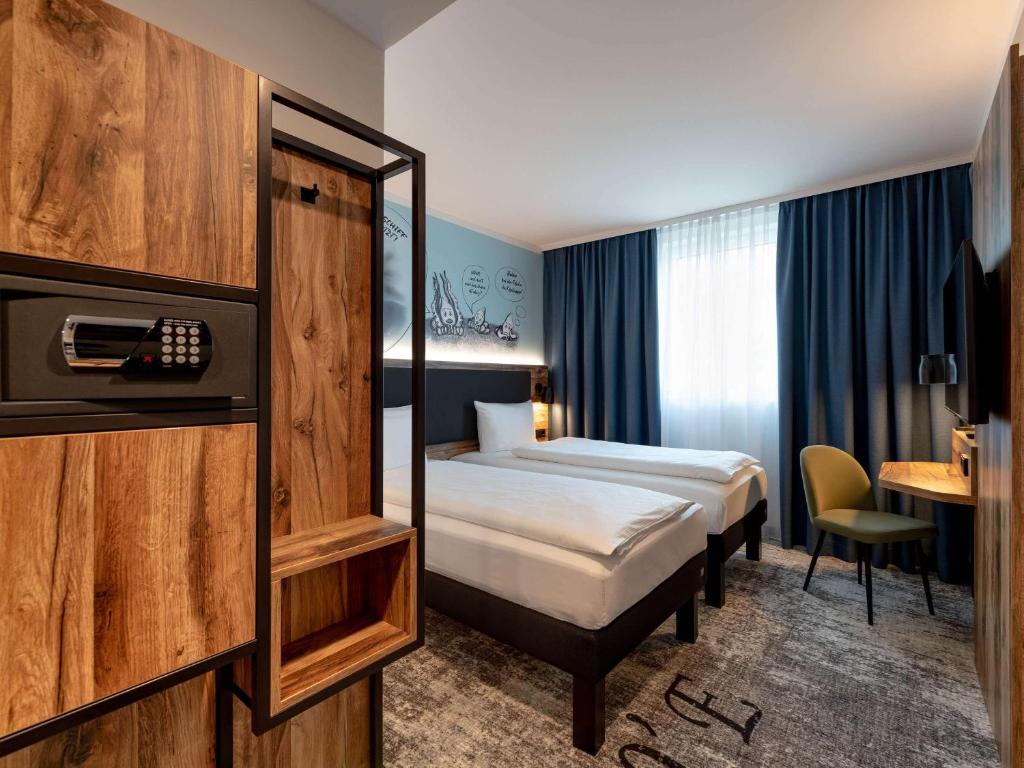 Ein Bett oder Betten in einem Zimmer der Unterkunft ibis Styles Hamburg Barmbek