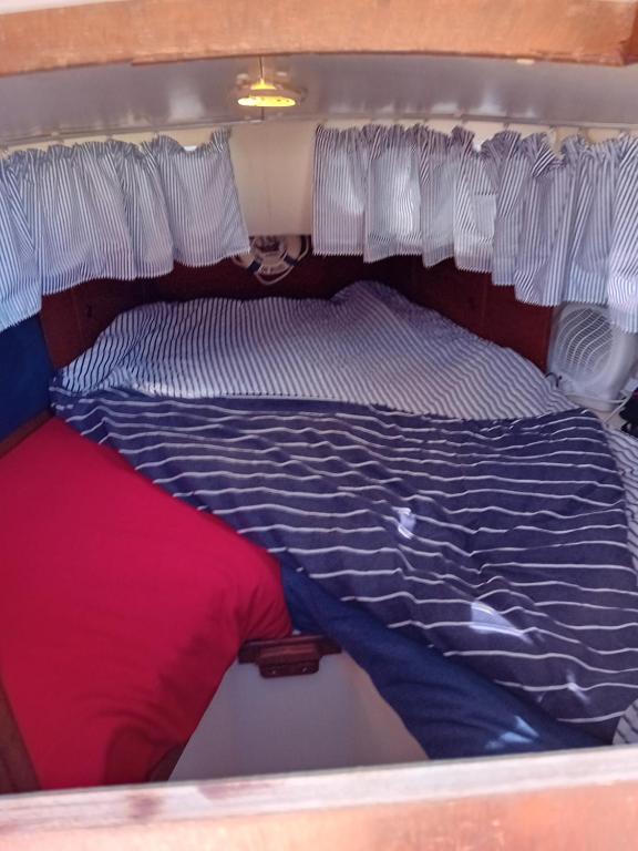 ein Bett auf der Rückseite eines Bootes in der Unterkunft The Boat in Lagos