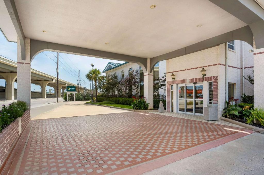 un parking vide devant un bâtiment dans l'établissement Quality Inn & Suites, à Houston