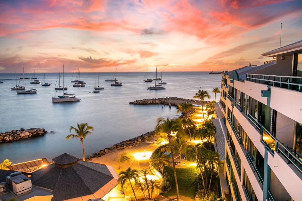 Hilton Vacation Club Royal Palm St Maarten في سيمبسون باي: اطلالة على المحيط وقت الغروب من المبنى
