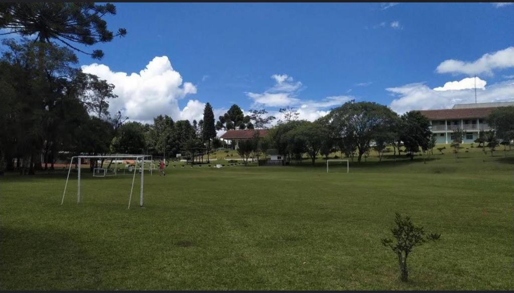 um grande campo com um gol de futebol nele em Samuel santos em Araucária