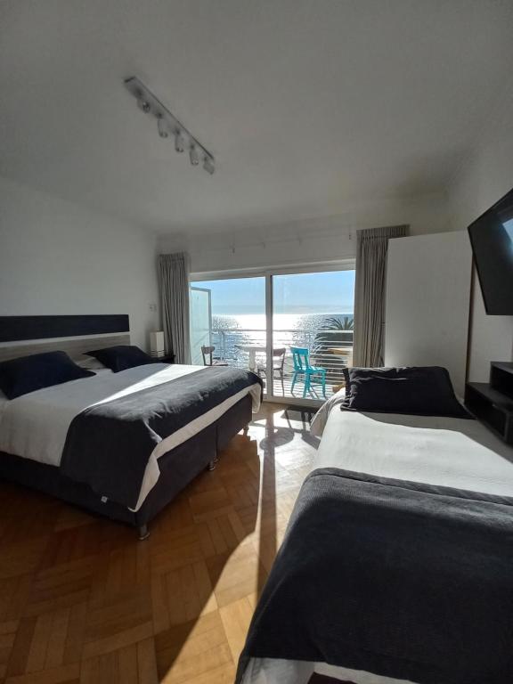 ビーニャデルマールにあるHotel Cocó Cochoaのベッドルーム1室(ベッド2台付)が備わり、海の景色を望めます。