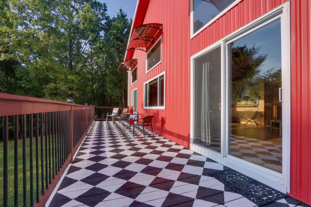 Morton GroveにあるSecluded Berkeley Springs Home with Fire Pit and Deck!の赤い建物