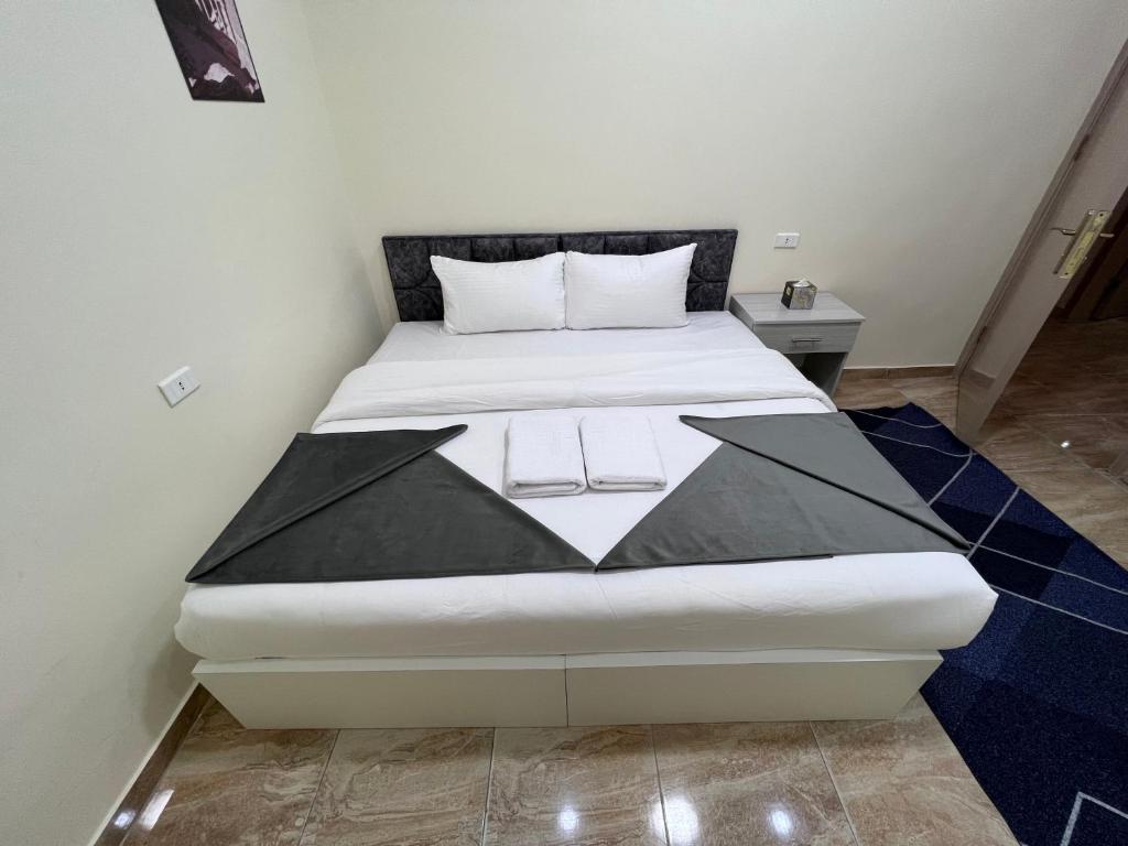 1 dormitorio con 1 cama grande en una habitación en Z3 Hostel, en Wadi Musa