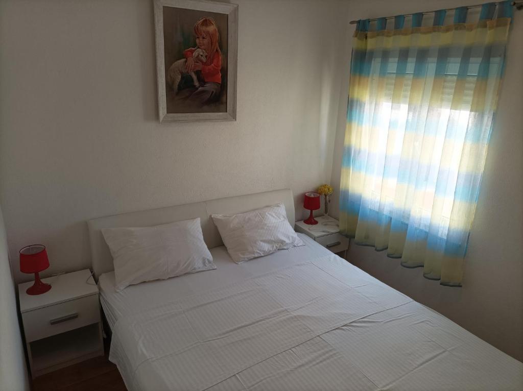 Postel nebo postele na pokoji v ubytování Apartments by the sea Zubovici, Pag - 6394