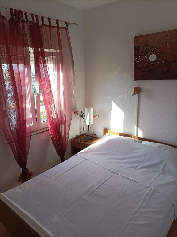 Postel nebo postele na pokoji v ubytování Apartments by the sea Zubovici, Pag - 6394