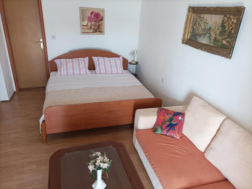 Postel nebo postele na pokoji v ubytování Apartments by the sea Zubovici, Pag - 6394