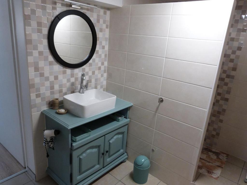 łazienka z umywalką i lustrem w obiekcie Gîte loft au bord de la Meuse avec jardin, terrasses et activités variées à Vilosnes-Haraumont - FR-1-585-81 w mieście Vilosnes-sur-Meuse