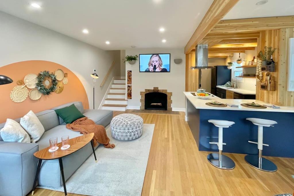 a living room with a couch and a kitchen at Cabin Vibes Condo in North Capitol Hill in Seattle